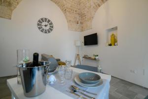 eine Küche mit einem Tisch, auf dem ein Eimer steht in der Unterkunft Abba21 in Ostuni
