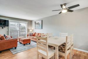 Una sala de estar con una mesa y un ventilador de techo. en Unit 3206 - Ocean & Racquet Resort, en St. Augustine Beach