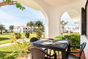 une table et des chaises sur le balcon d'une maison dans l'établissement Apartamento Menorca SON BOU 53 by Mauter Villas, à Son Bou