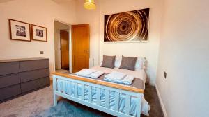 una camera con letto in una stanza con specchio di Luxury Penthouse near Swanage Beach and Town a Swanage