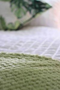 een close-up van een groene deken op een bed bij Unique 3 Bedroom House FREE WiFI & Parking in Knowsthorpe