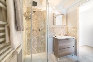 ビトントにあるCorte Birùのバスルーム(シャワー、洗面台、鏡付)