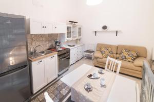 cocina y sala de estar con sofá y mesa en Corte Birù, en Bitonto