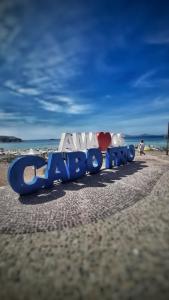 Znak, który mówi "ciesz się na plaży" w obiekcie Soul do Mar Hostel w mieście Cabo Frio