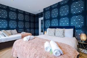 a bedroom with two beds with towels on them at Rest&Recharge at a Luxury Retreat in Manchester - Sleeps 11, 5 Bedrooms, 3 Bathrooms, Free Parking in Manchester