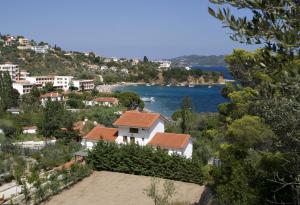 widok na miasto i jezioro z domami w obiekcie Nina's House w mieście Achladies
