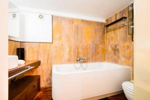 Kúpeľňa v ubytovaní Stylish loft duplex - Alameda