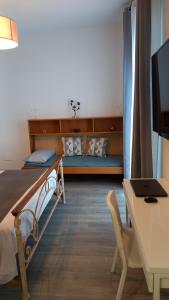 レトイアンニにあるLe Spiaggeのベッドルーム1室(ベッド1台、ノートパソコン付きのデスク付)