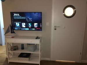 Telewizja i/lub zestaw kina domowego w obiekcie Apartament Marine Holiday Elbląg - winda -Parking w HALI GARAŻOWEJ -GRATIS -Business stays