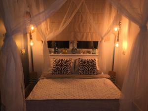 sypialnia z łóżkiem z baldachimem i oświetleniem w obiekcie Apartament Marine Holiday Elbląg - winda -Parking w HALI GARAŻOWEJ -GRATIS -Business stays w Elblągu