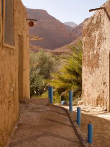 an alley with a view of the grand canyon at Chambres dans casbah - Gite D'étape Gorges De Ziz in Er Rachidia