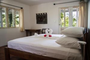 A bed or beds in a room at Hotel Horizontes de Montezuma