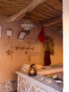 eine Küche mit einem Wasserkocher auf der Theke in der Unterkunft Chambres dans casbah - Gite D'étape Gorges De Ziz in Er Rachidia