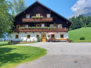 ein großes Haus mit einem Gameradach in der Unterkunft Appartement Steinerhof in Werfenweng