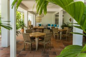 uma sala de jantar com mesas e cadeiras em Hotel Horizontes de Montezuma em Montezuma