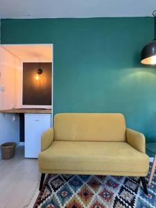 Area tempat duduk di Eilat charming & cozy Studio