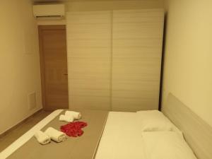 Una habitación con una cama con dos toallas. en CASA RELAX MARE Vasto en Vasto