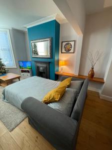 Bett in einem Zimmer mit Sofa in der Unterkunft Gloucester Rd 2 mins away - Fab, new, trendy house in Bristol