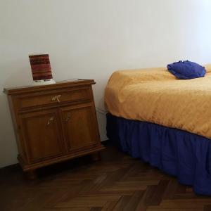 1 dormitorio con cama y tocador de madera junto a la cama en Live en Rosario