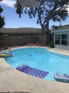 einen großen Pool mit einem lila aufblasbaren Pool in der Unterkunft Renovated Largo Heated Pool Home in Seminole
