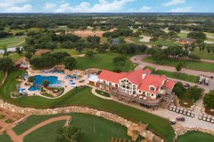 - Vistas aéreas al campo de golf del complejo en The Hideout Golf Club & Resort, en Lake Brownwood