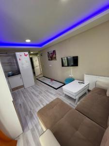 een woonkamer met een bank en een flatscreen-tv bij Otel Sweet Home in Atakum