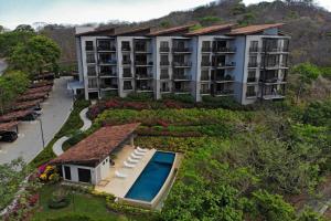 Piscina di Roble Sabana 404 Luxury Apartment Adults Only - Reserva Conchal o nelle vicinanze