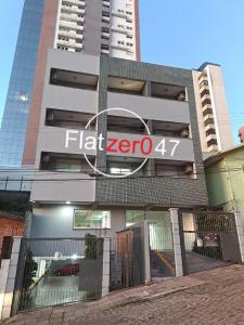 a building with a sign on the front of it at Flatzer047 Executivo in Caxias do Sul
