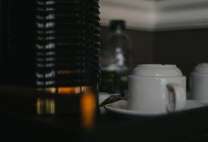 una tazza di caffè bianco su un piatto su un tavolo di 40Winks a Durham