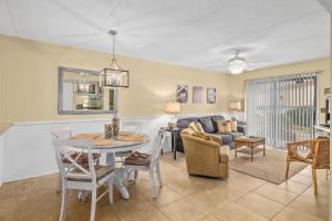 Χώρος καθιστικού στο Unit 4104 - Ocean Racquet Resort