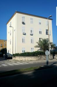 un gran edificio blanco al lado de una calle en Luxury Apartment Laura, en Zadar