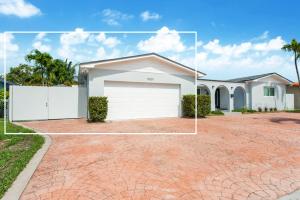 una casa con una entrada para autos en frente de ella en Modern 1BR 15min to MIA Kitchen & Private Entrance L08A, en Tamiami