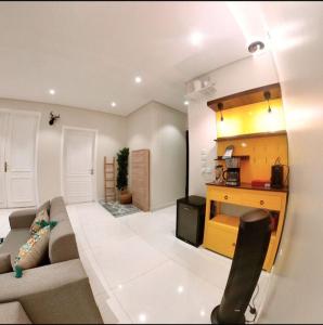 een woonkamer met een bank en een tafel bij نزل ليلى الفندقية الفاخرة luxury in Abha