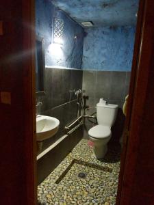 a bathroom with a toilet and a sink at Chambres dans casbah - Gite D'étape Gorges De Ziz in Er Rachidia