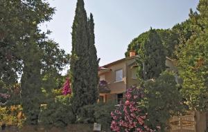 O grădină în afara Awesome Home In Rayol-Canadel-Sur-Mer