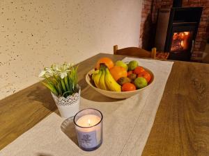 - un bol de fruits et une bougie sur une table dans l'établissement Juliana House, 