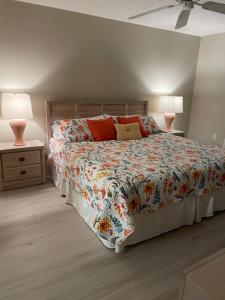 Postel nebo postele na pokoji v ubytování Florida Vacation Condo + 31 fotografií