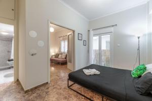- une chambre avec un lit et un salon dans l'établissement Pink Flat Exarcheia Athens Netflix, à Athènes