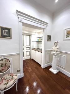 una sala de estar con una puerta que conduce a una cocina en Santo Spirito Suite, en Florencia