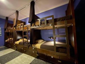 2 łóżka piętrowe w niebieskim pokoju z 2 łóżkami piętrowymi w obiekcie Wild Rover Cusco w Cuzco