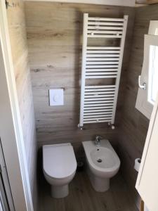 een kleine badkamer met toilet en wastafel bij Note di lago in Manerba del Garda +13 foto's