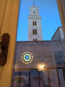 una ventana con vistas a una torre del reloj en Riscatto 1514, en Matera