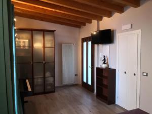a living room with a tv on the wall at Note di lago in Manerba del Garda