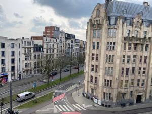 - une vue sur une ville avec des bâtiments et une rue dans l'établissement Apartments Plantin 3 sleeping rooms 2 bathrooms., à Anvers