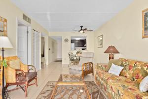 Χώρος καθιστικού στο Unit 2105 - Ocean & Racquet Resort