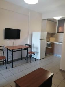 Kuchyň nebo kuchyňský kout v ubytování Alexandra's Glifa Apartments + 31 fotografií