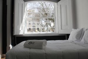 a bedroom with a bed and a window at Largo da Sé Guest House - HOrigem in Lisbon