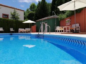 Bazén v ubytovaní Complejo rural Mirador del Condado alebo v jeho blízkosti