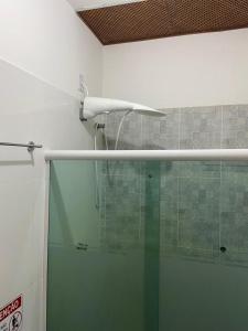 y baño con ducha y puerta de cristal. en Apartamento em Lençóis, Cond. Vivendas do Serrano 105 en Lençóis