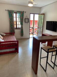 a living room with a couch and a table at Apartamento em Lençóis, Cond. Vivendas do Serrano 105 in Lençóis